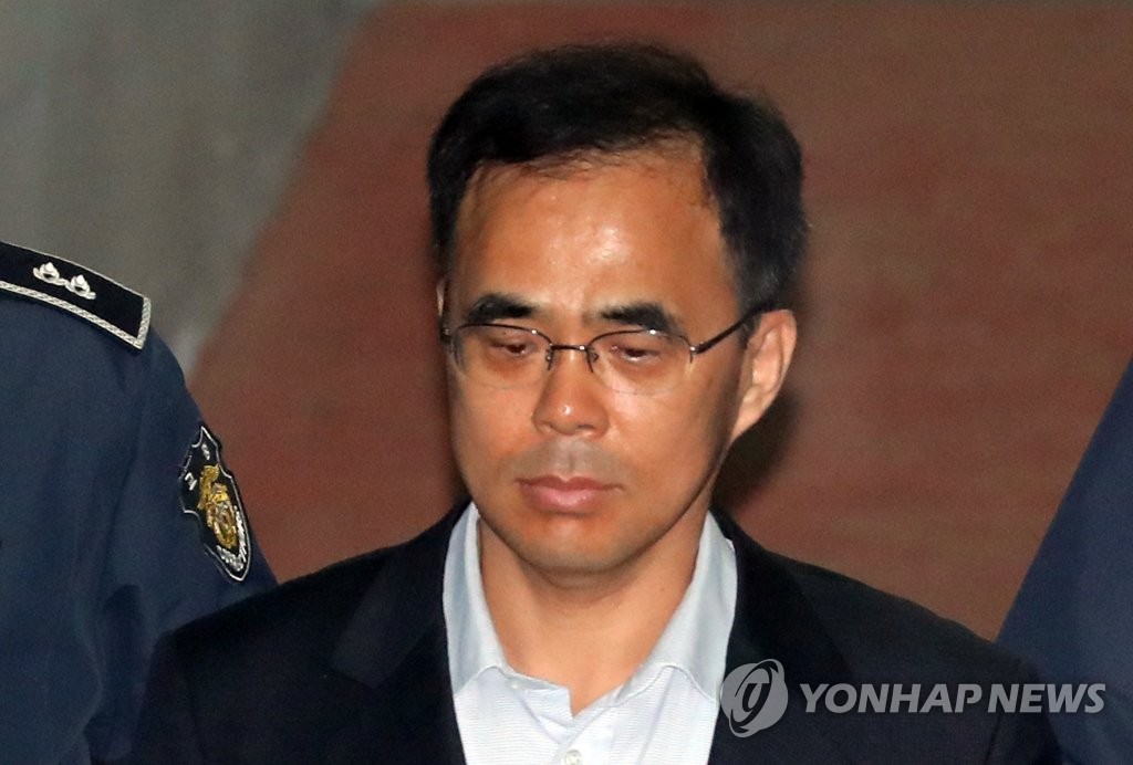 17일 법원 재판에 출석하는 김 전 차관[연합뉴스 자료사진]