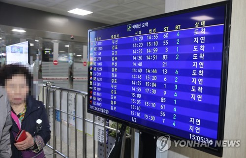 항공편 지연 이어지는 제주공항