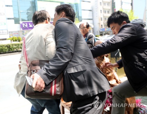 일본영사관 소녀상 훼손시도한 70대 남성