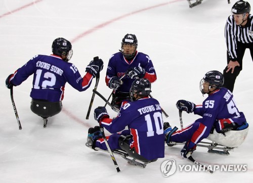 두 번째 골 넣고 기뻐하는 한국 선수들