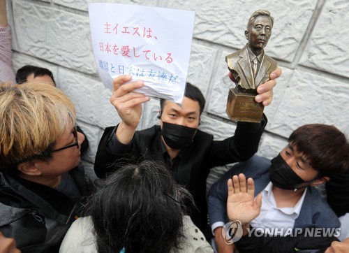 박정희 흉상 들고 '소녀상 철거하라'
