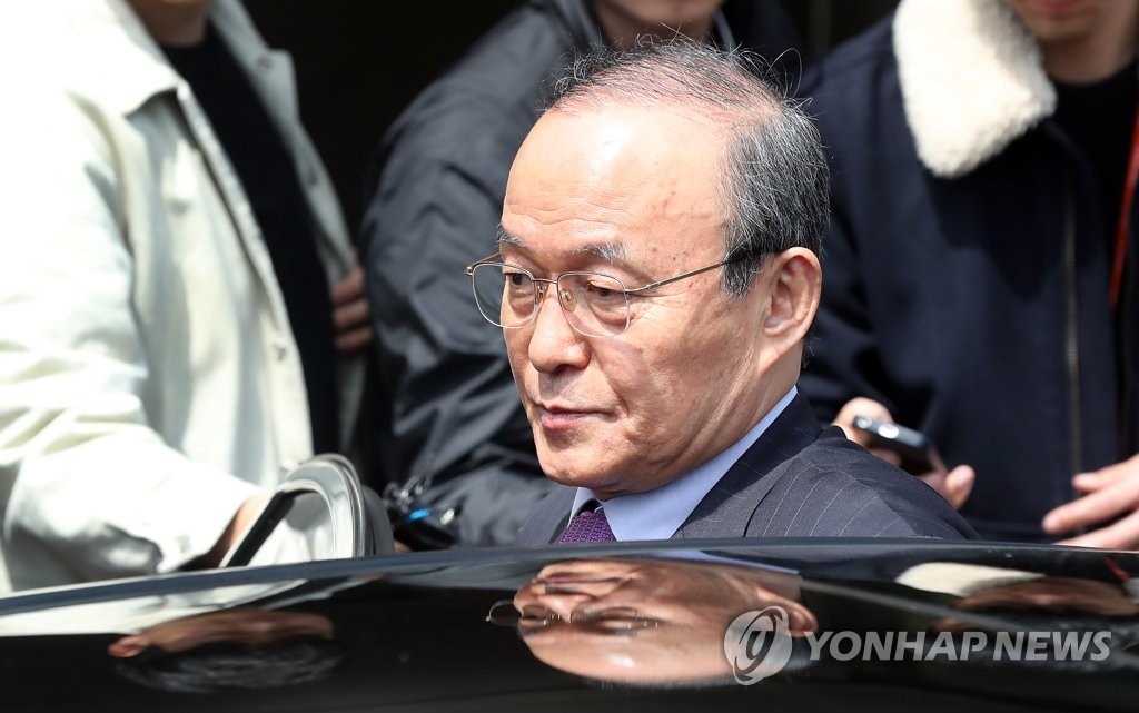 송민순 굳은 표정