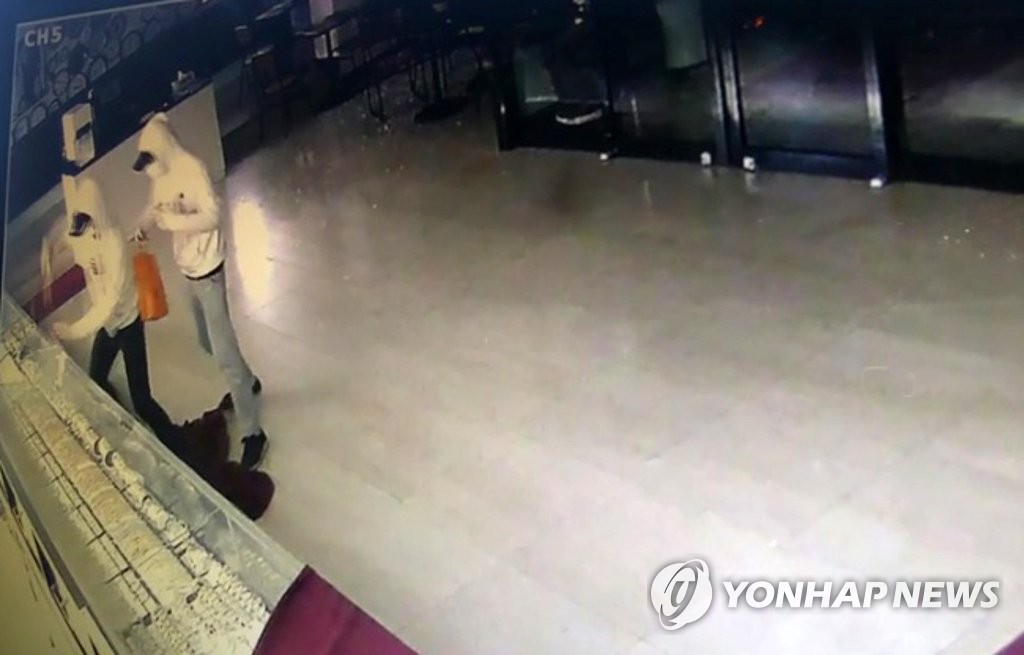 '망치로 쾅쾅' 금은방 터는 10대들