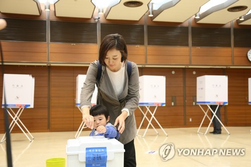 日 대선재외투표 첫날…아들과 함께 한표