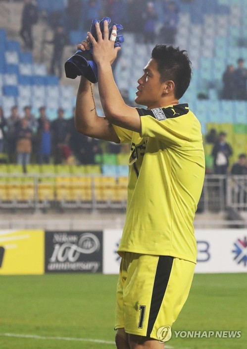 수원 팬들에게 인사하는 정성룡