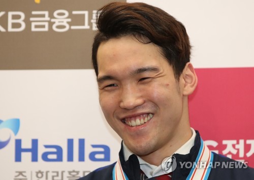 인터뷰하는 신상훈