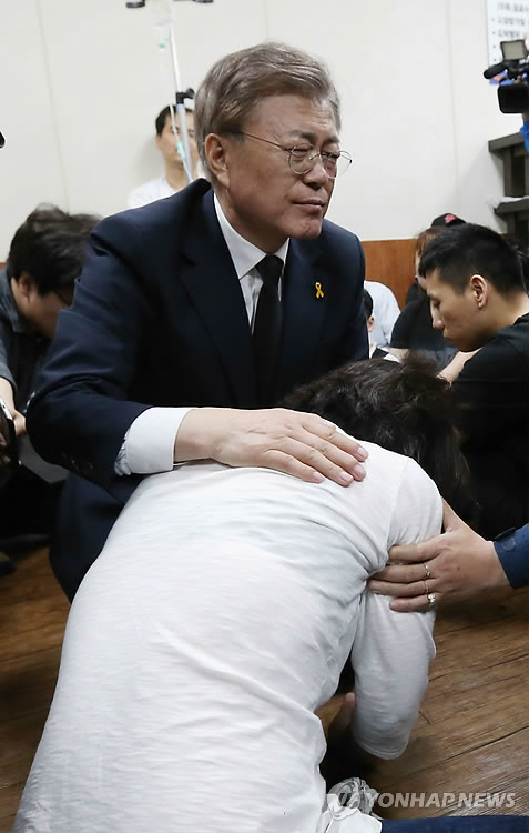 삼성중공업 피해 가족 위로하는 문재인