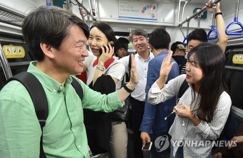 안철수, 지하철 부산시민과 하이파이브