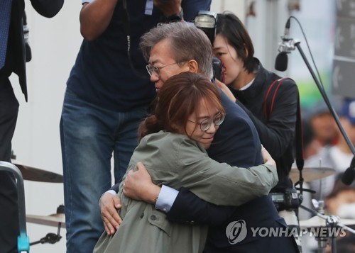 지지자와 프리허그 하는 문재인 후보