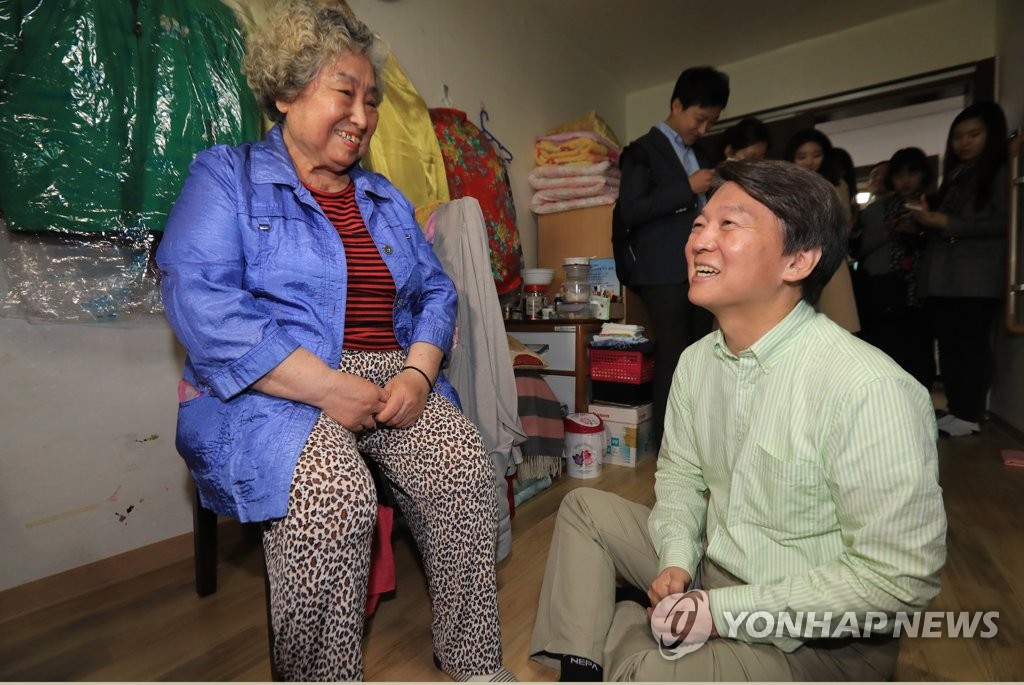 어버이날 양로원 찾은 안철수