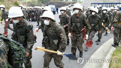 산불 진화작전에 투입되는 육군 장병들