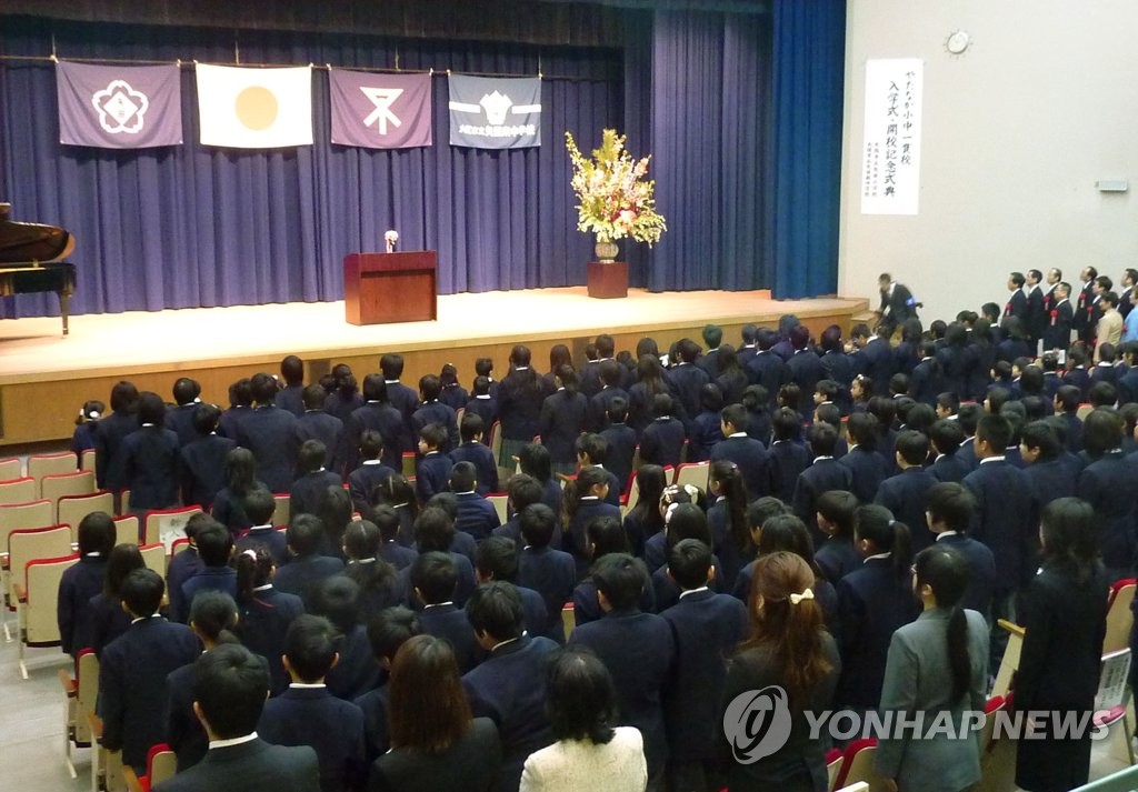 지난 2012년 오사카의 한 중학교에서 학생과 교원들이 기립해 기미가요를 제창하는 모습. [교도=연합뉴스 자료사진] 