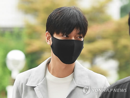 첫 출근하는 이민호