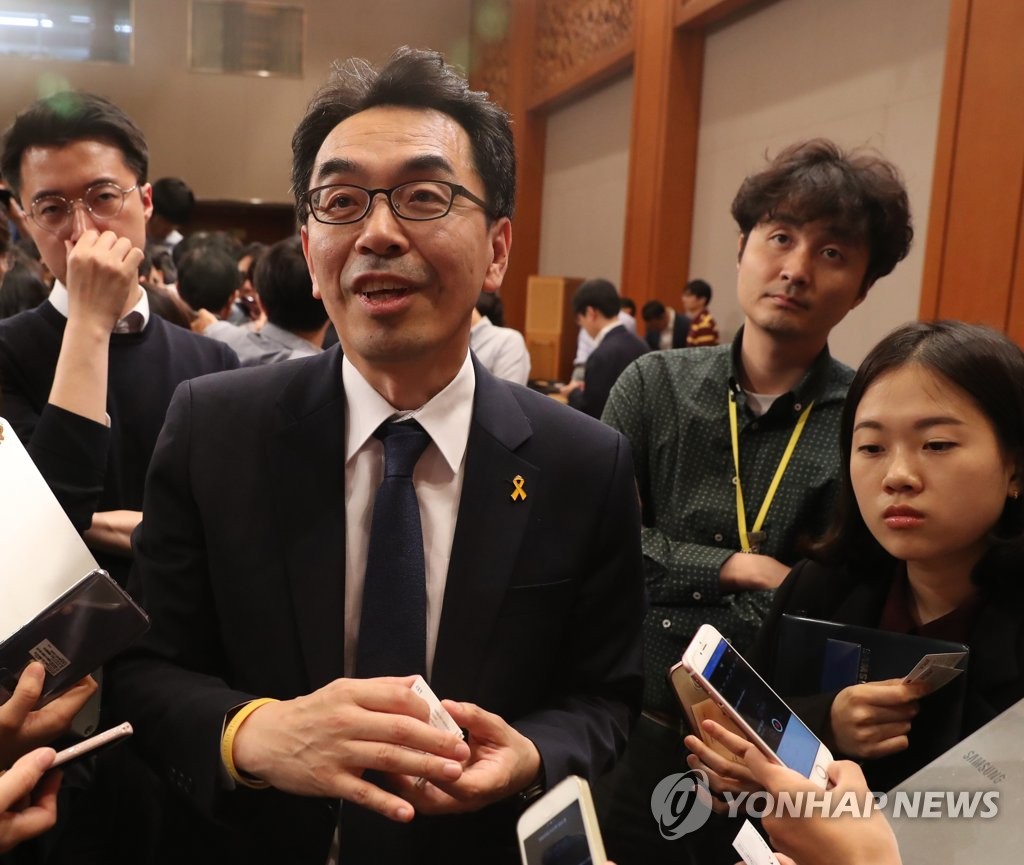 답변하는 하승창 사회혁신수석