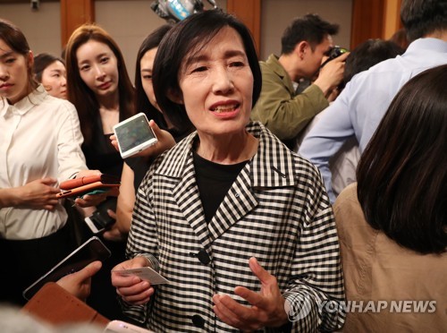 질문에 답하는 피우진 보훈처장