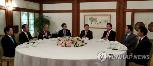 문 대통령, 여야 5당 원내대표와 첫 오찬 회동
