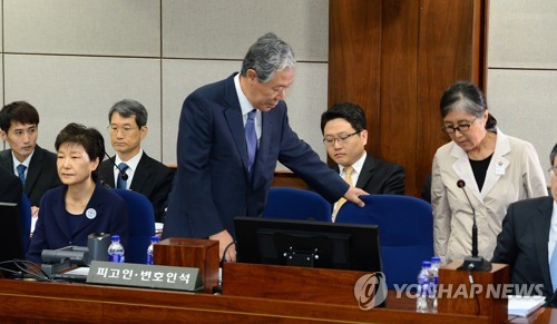 법정에 선 40년 지기