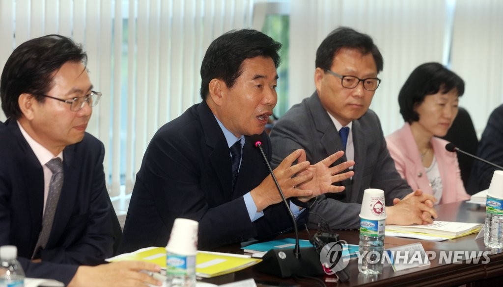 기재부 업무보고 참석한 김진표 위원장