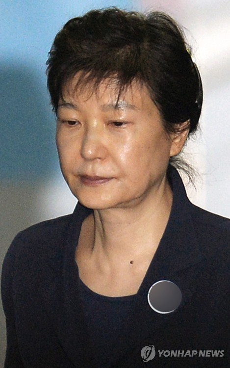 굳은 표정으로 법정 향하는 박근혜