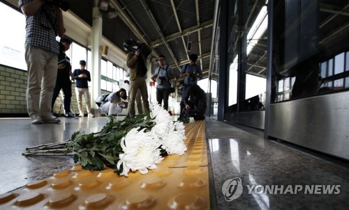 구의역에 놓인 국화꽃