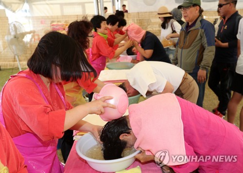 창포물에 머리 감아요