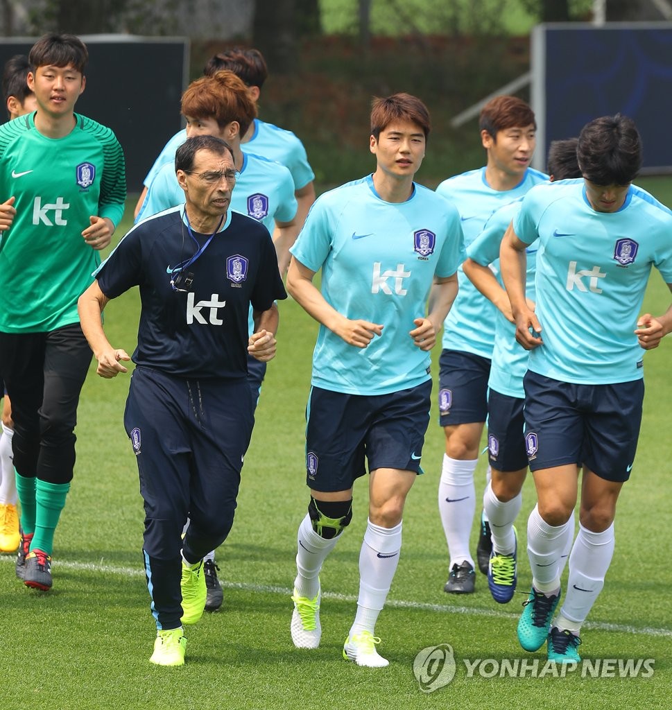 운동장 돌며 컨디션 점검하는 기성용과 이근호