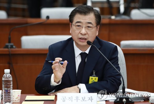 답변하는 서훈 후보자