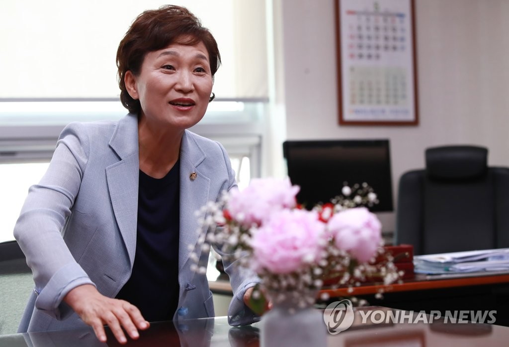 밝게 웃는 김현미