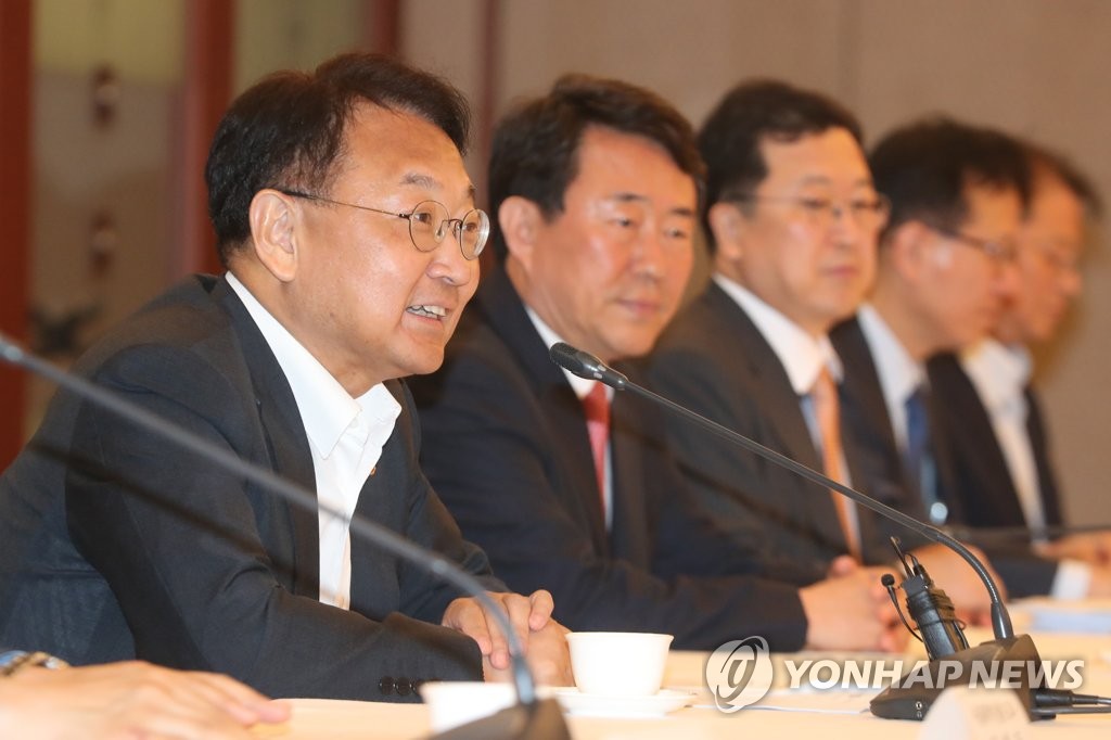 추경 관련 발언하는 유일호 부총리