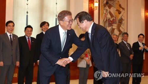 국정원장 맞이하는 문 대통령