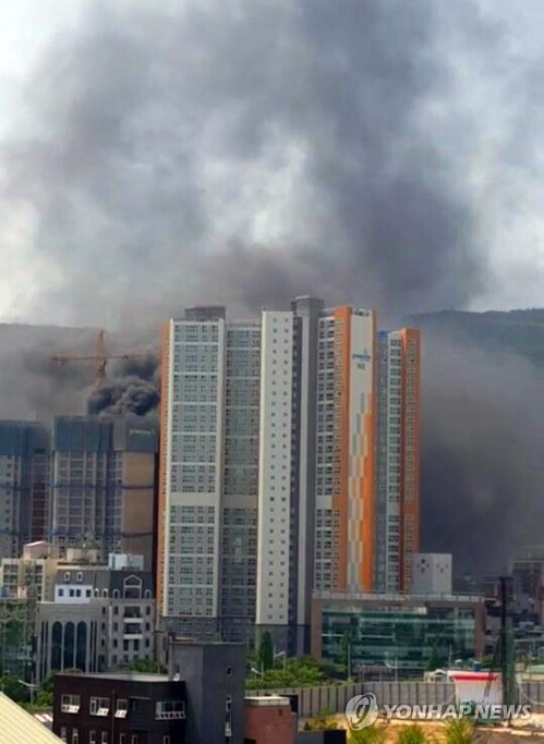 부산 아파트 신축공사장 화재…치솟는 연기