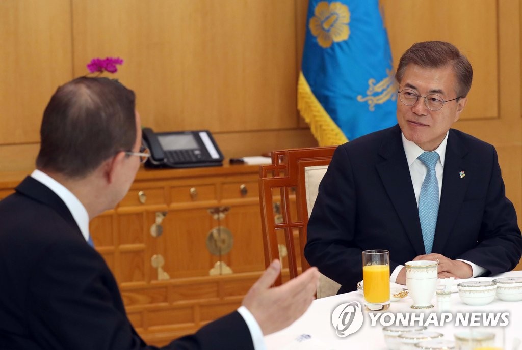 문 대통령, 반 총장과 오찬회동