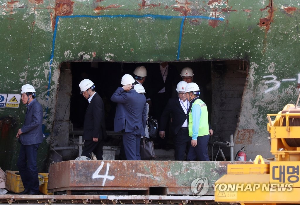 세월호 살펴보는 우원식