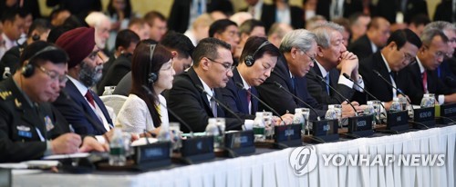 미 국방장관 연설 듣는 한민구 국방부 장관