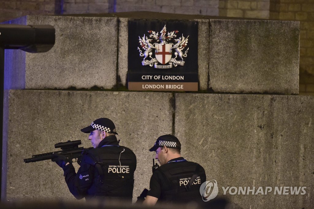 英 런던 경찰, 테러 현장 수색작업