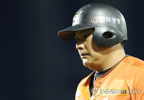 아쉬운 표정의 김태균