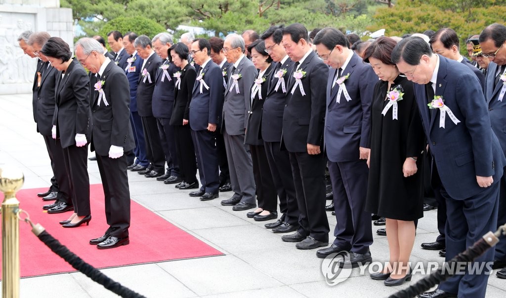 묵념하는 문 대통령