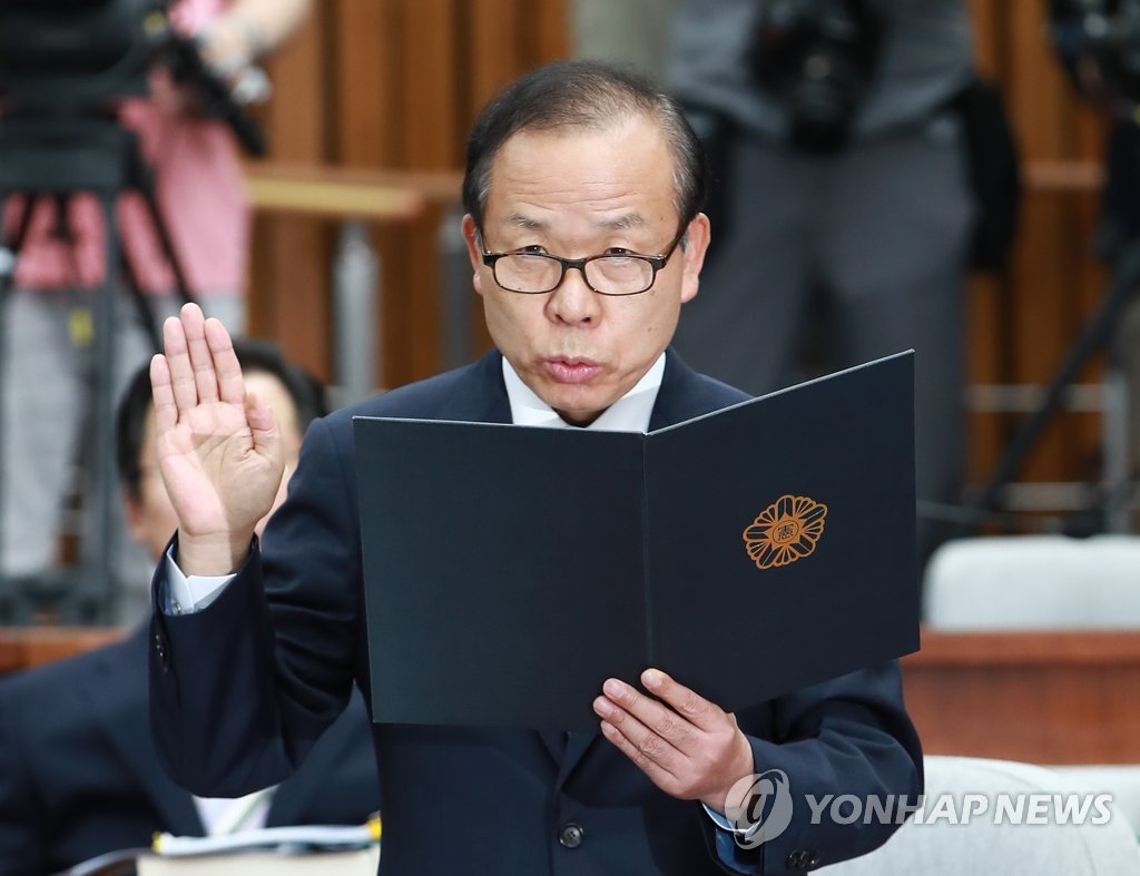 선서하는 김이수 헌재소장 후보자