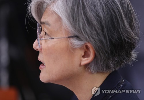 답변하는 강경화 외교장관 후보자