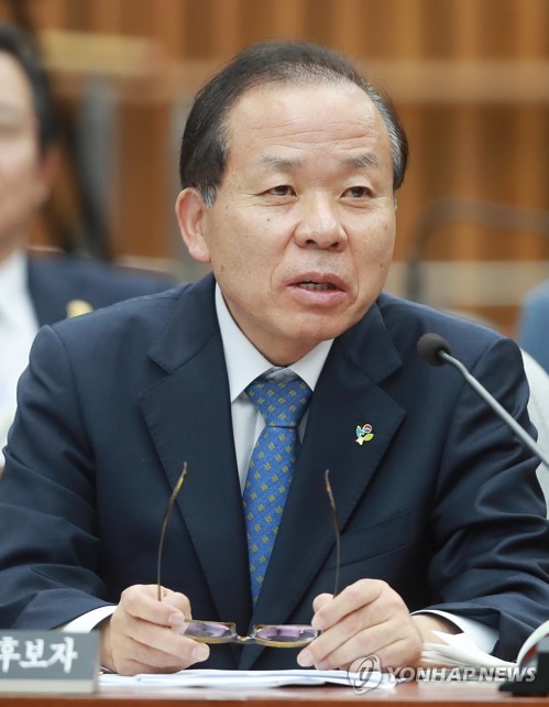 여당 의원 질의에 답변
