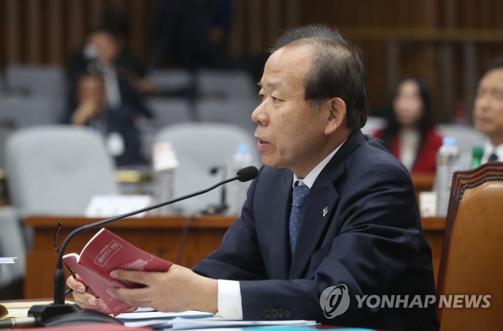 질의에 답하는 김이수 후보자