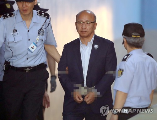 굳은 표정 문형표 전 장관