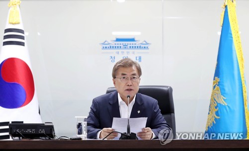 첫 NSC 전체회의 발언하는 문 대통령