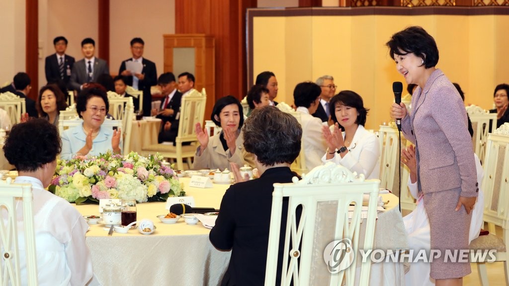 국가 유공자 유족들 격려하는 김정숙 여사