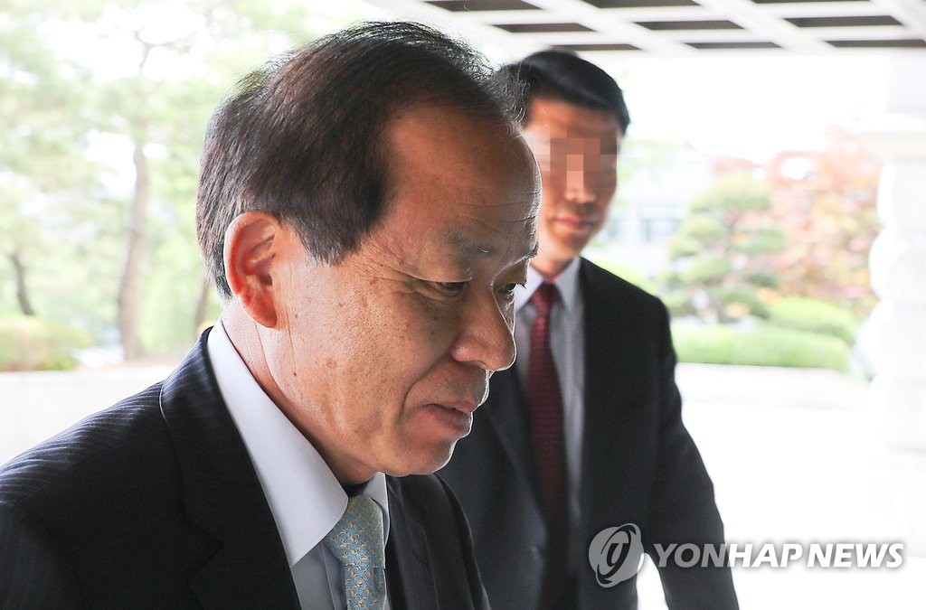 무표정한 김이수 헌재소장 후보자