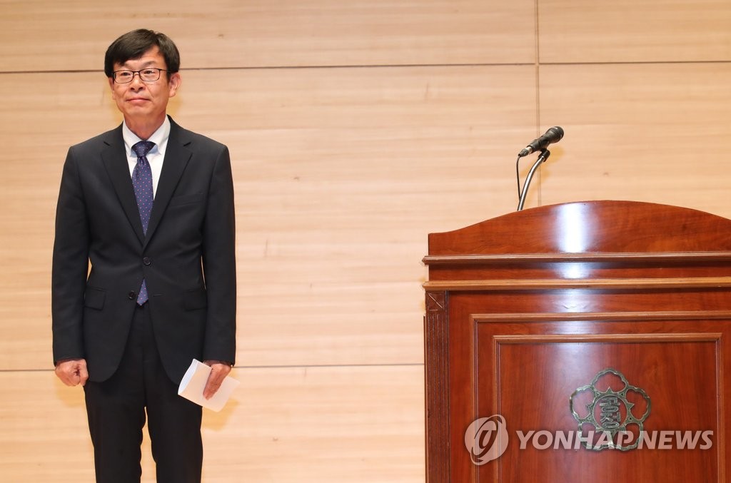 단상에 오른 김상조 위원장