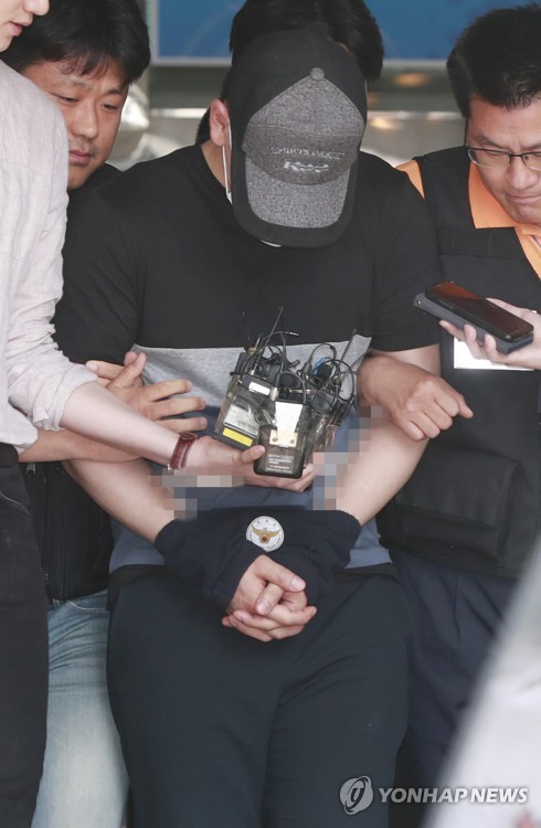 고개 숙인 '연세대 폭발물' 대학원생