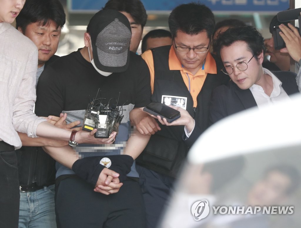 경찰서 나서는 '연세대 폭발물' 대학원생