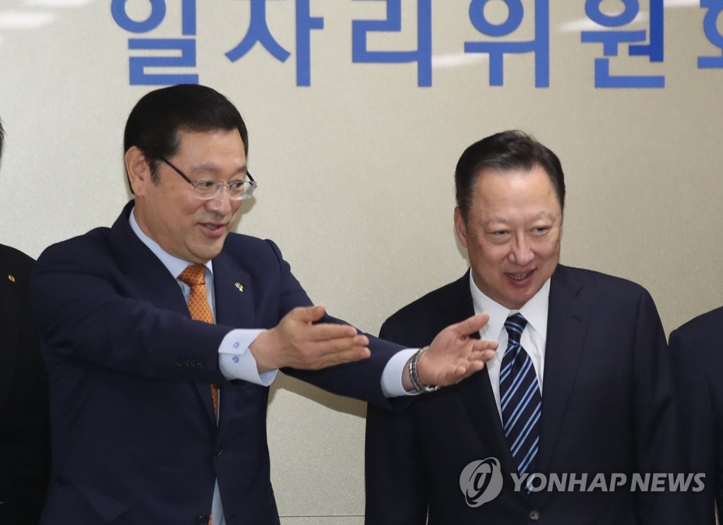 자리 권하는 이용섭 부위원장