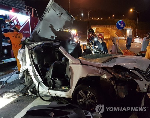 추돌사고로 심하게 찌그러진 차량